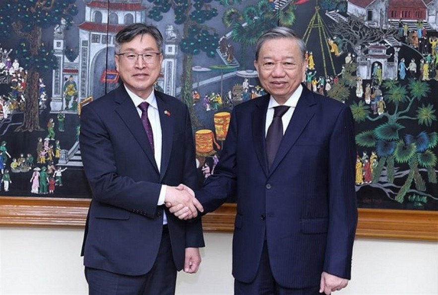Minister of Public Security Gen. To Lam (R) welcomes Commissioner General Kim Jong-uk of the Korea Coast Guard in Hanoi on June 21. (Photo: Ministry of Public Security)
