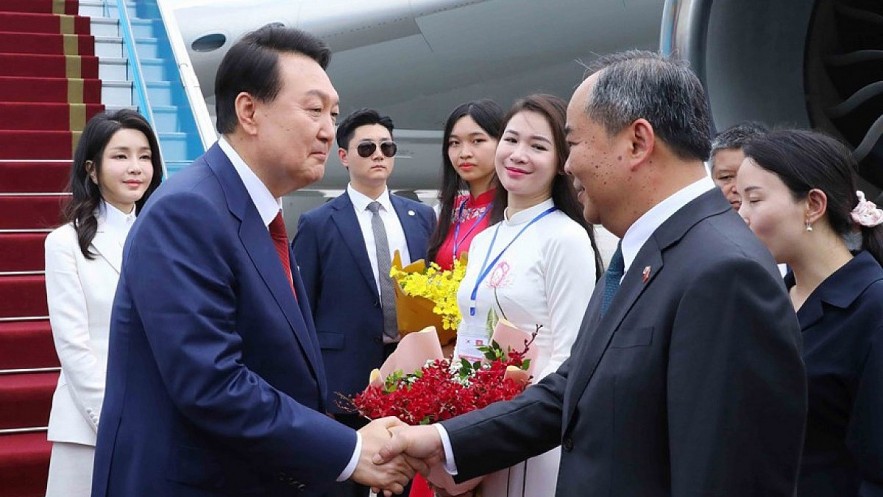 Chairman of the President Office Le Khanh Hai welcmes RoK President Yoon Suk Yeol at the airport (Photo: VNA)