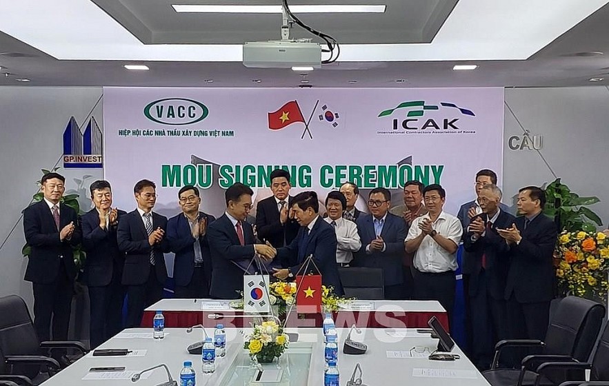 The MoU signing ceremony between the International Contractors Association of the RoK and the Vietnam Association of Construction Contractors on June 22. (Photo: VNA)