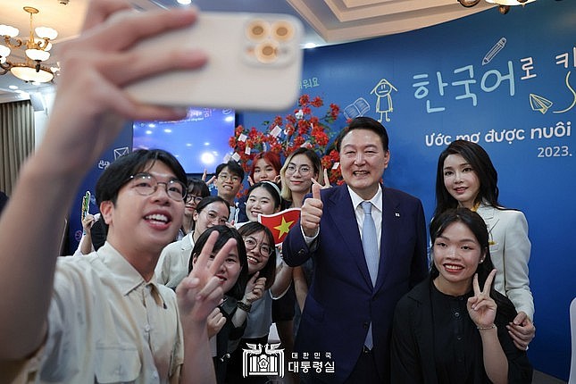 RoK President Pledges to Support Young Vietnamese in Korean Language Access
