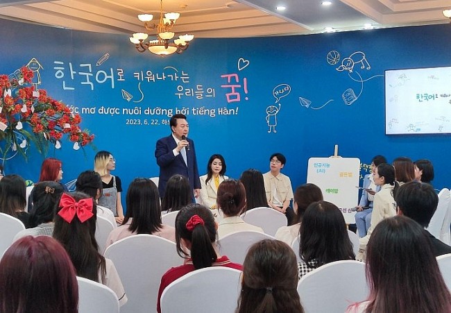 RoK President Pledges to Support Young Vietnamese in Korean Language Access