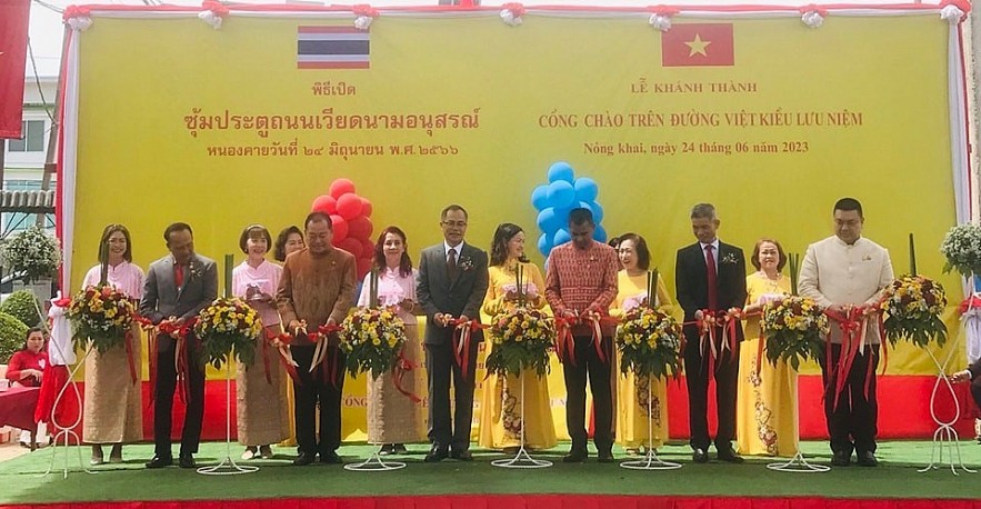 Viet Expats in Thailand Erect Friendship Gate