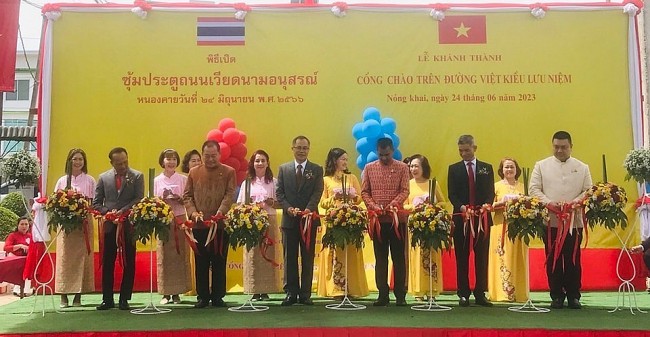 Viet Expats in Thailand Erect Friendship Gate