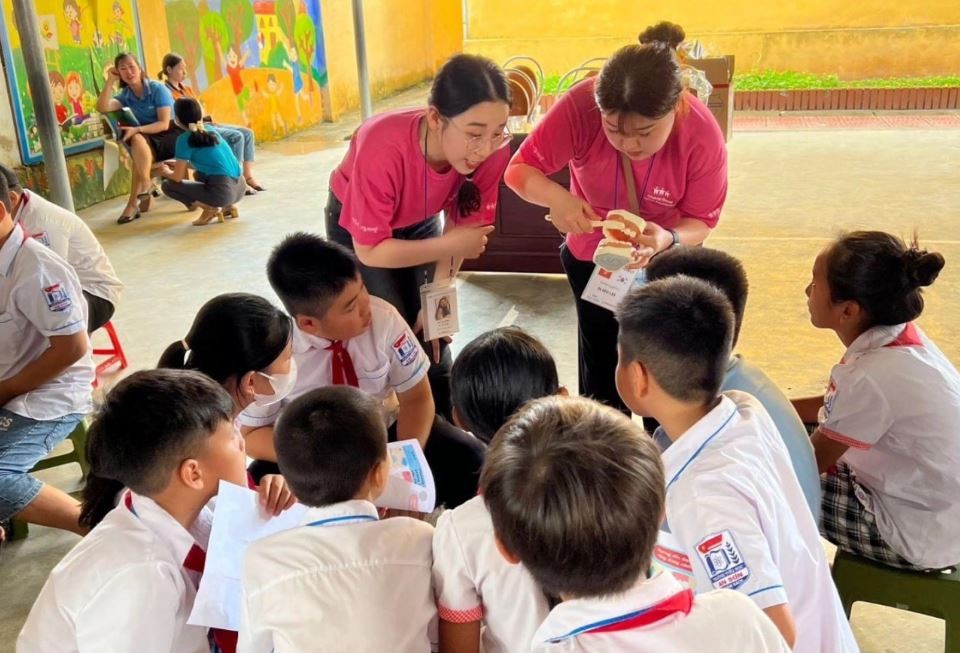 south korean volunteers provide dental checkups for 400 people in hai duong