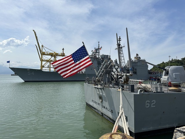 us aircraft carrier arrives in da nang city