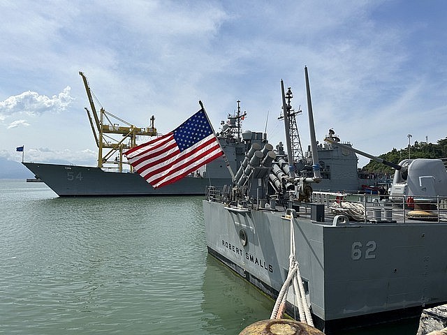 US Aircraft Carrier Arrives in Da Nang City