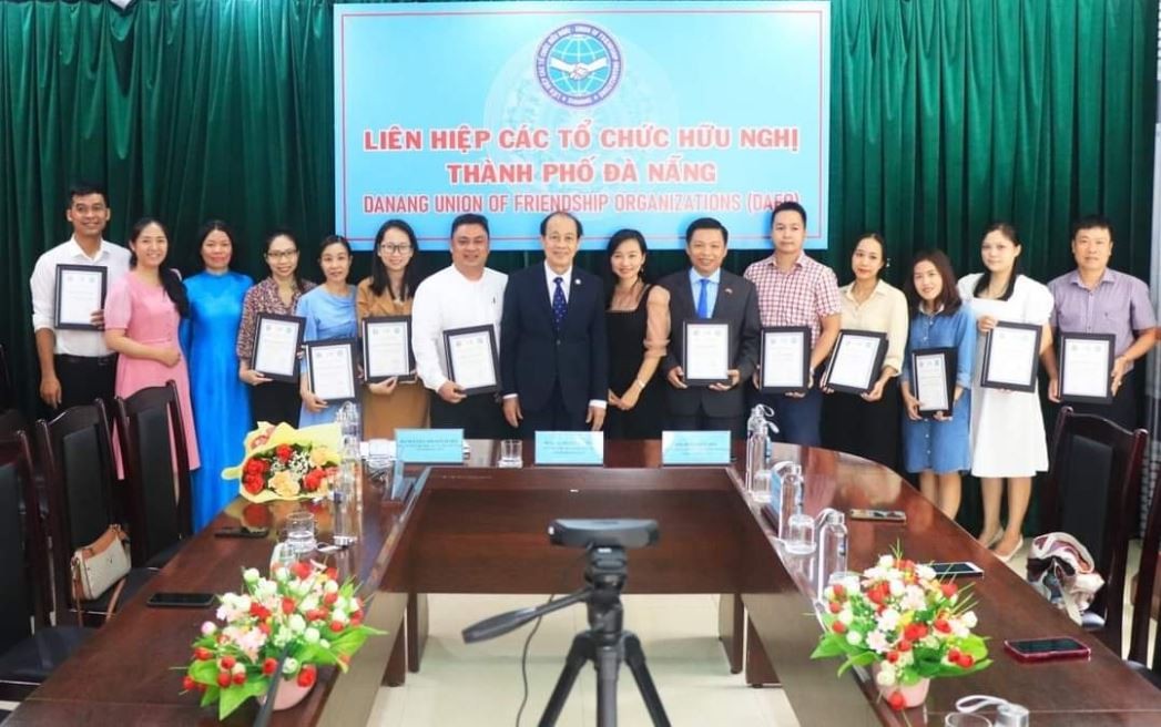 us embassy sponsors english courses for 30 staff members in da nang