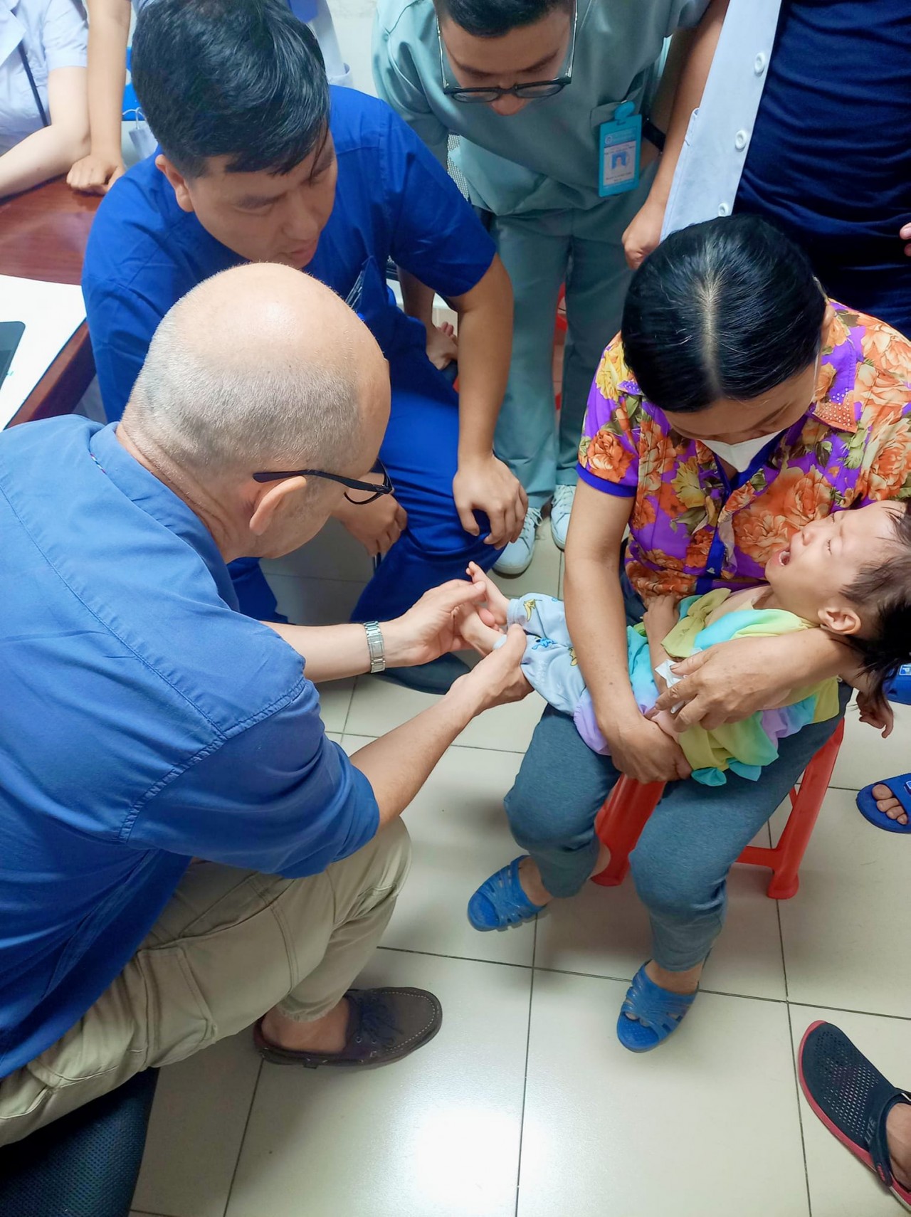 Experts from the Children Action Foundation and doctors of Hanoi-based Xanh Pon Hospital are providing check-ups  for children with congenital musculoskeletal disorders. Source: Nguyen Thuong