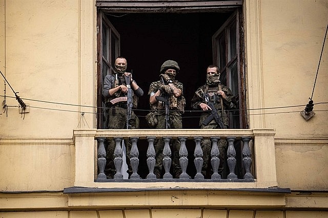 Wagner Group members stand on the balcony of a building in the city of Rostov-on-Don, Russia, on Saturday. Photo: AFP/VNA