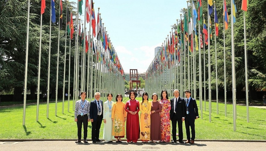 Ambassador Le Thi Tuyet Mai (5th from left) and staff of the Vietnamese Delegation