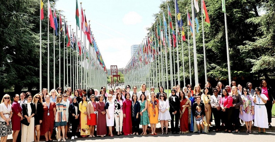 Ambassador Le Thi Tuyet Mai, Head of the Vietnamese Delegation in Geneva and female officials Delegation and many female ambassadors and female officials