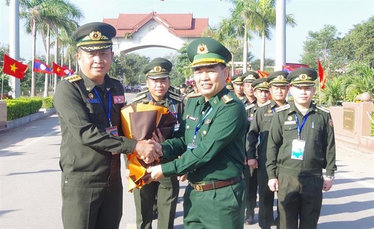 Young Vietnamese, Lao Border Guards Engage in Exchanges