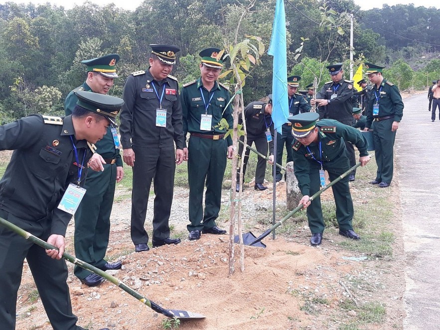 Young Vietnamese, Lao Border Guards Engage in Exchanges