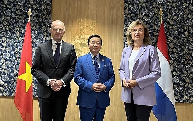 Deputy Prime Minister Tran Hong Ha (centre) and Speaker of the House of Representatives Vera Bergkamp (R) and President of the Senate Jan Anthonie Bruijn. (Photo: VNA)