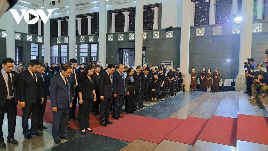 State President Vo Van Thuong (third from left, first row) and other officials pay their last tributes to former Deputy Prime Minister Vu Khoan at a funeral service held in Hanoi on June 27.