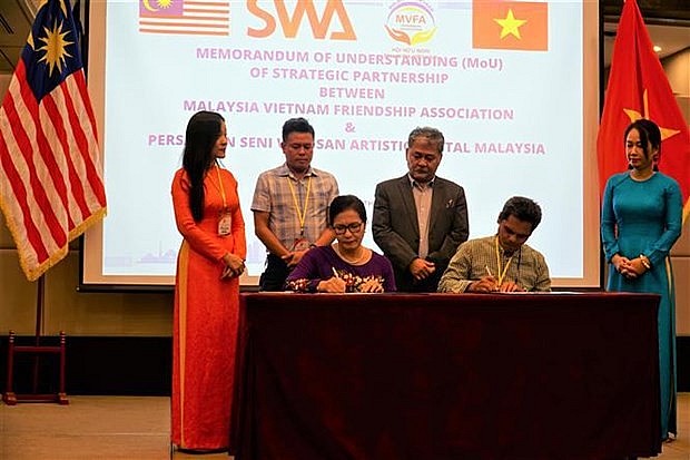 The signing of the MoU between the MVFA and the Digital Heritage Department of Malaysia. (Photo: VNA)