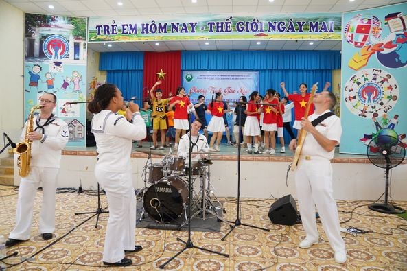 sailors on us navy aircraft carrier visit orphans in da nang city