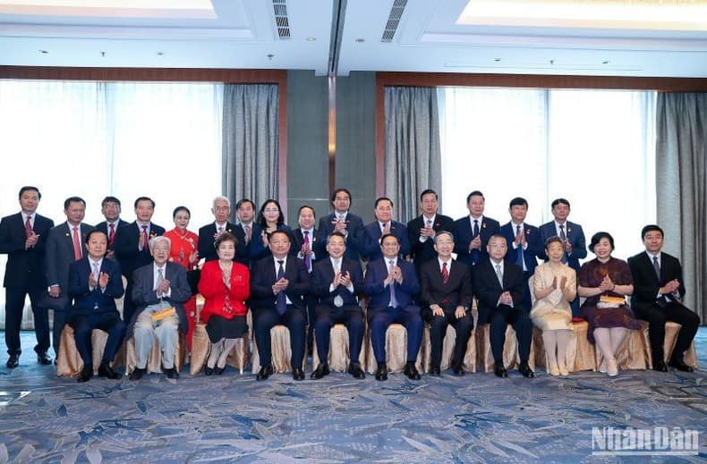Prime Minister meets Chinese friendship scholars in Beijing. Photo: NDO