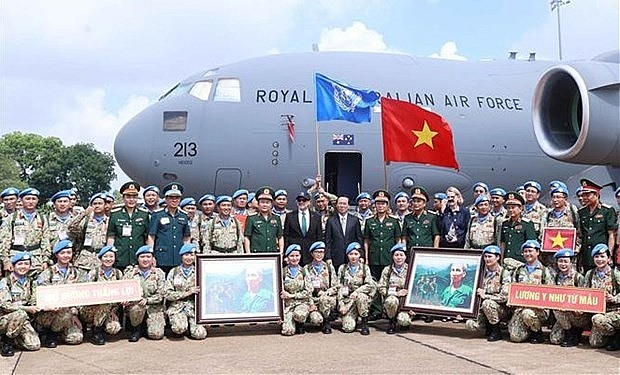 President Vo Van Thuong, military officials, and members of Level-2 Field Hospital Rotation 5 and Engineering Unit Rotation 2 at the deployment ceremony on June 29 (Photo: VNA)