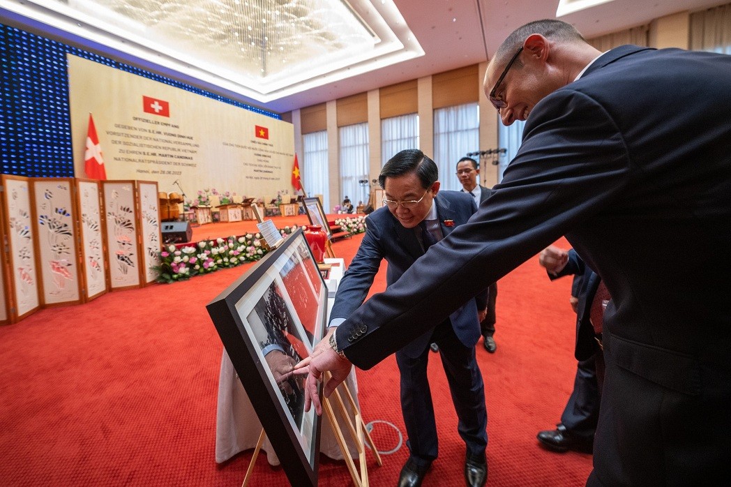 In gratitude for the warm hospitality and friendship, Chairperson Nationalrat Martin Candinas gifted Chairperson Hue a triptych picture of the opening of the 1954 Geneva Conference – a milestone in the decolonization of Vietnam at which, the DRVN Delegation was led by Foreign Minister Pham Van Dong. Source: Embassy of Switzerland in Vietnam
