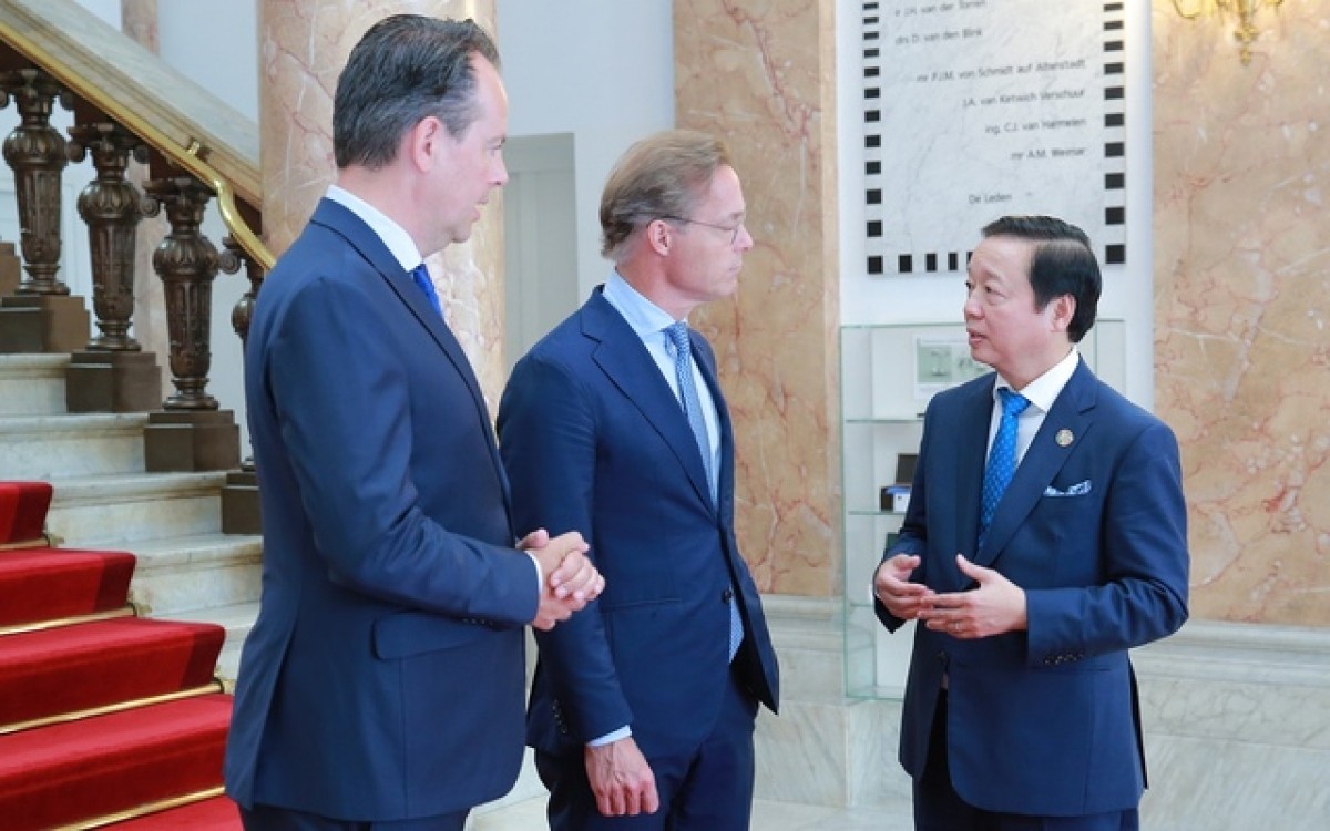 Deputy PM Ha meets with Prince Jaime de Bourbon de Parme, Climate Envoy of the Netherlands. Source: VOV