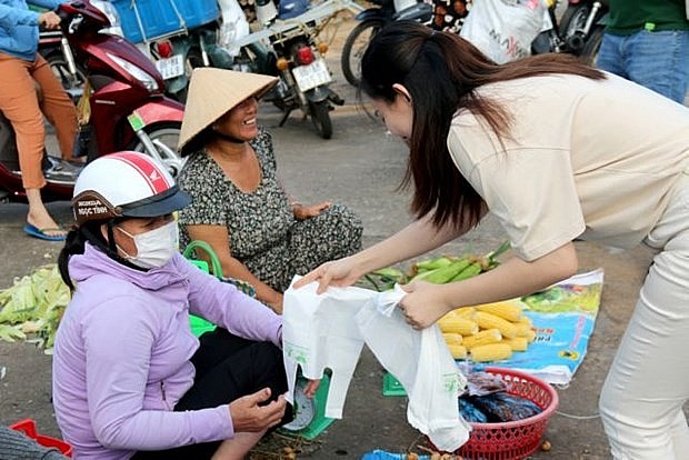The Women's Union of Phu Quy district presents eco-friendly biodegradable plastic bags to sellers at Tam Thanh Market, Phu Quy island, the southern province of Binh Thuan. (Photo: VNA)