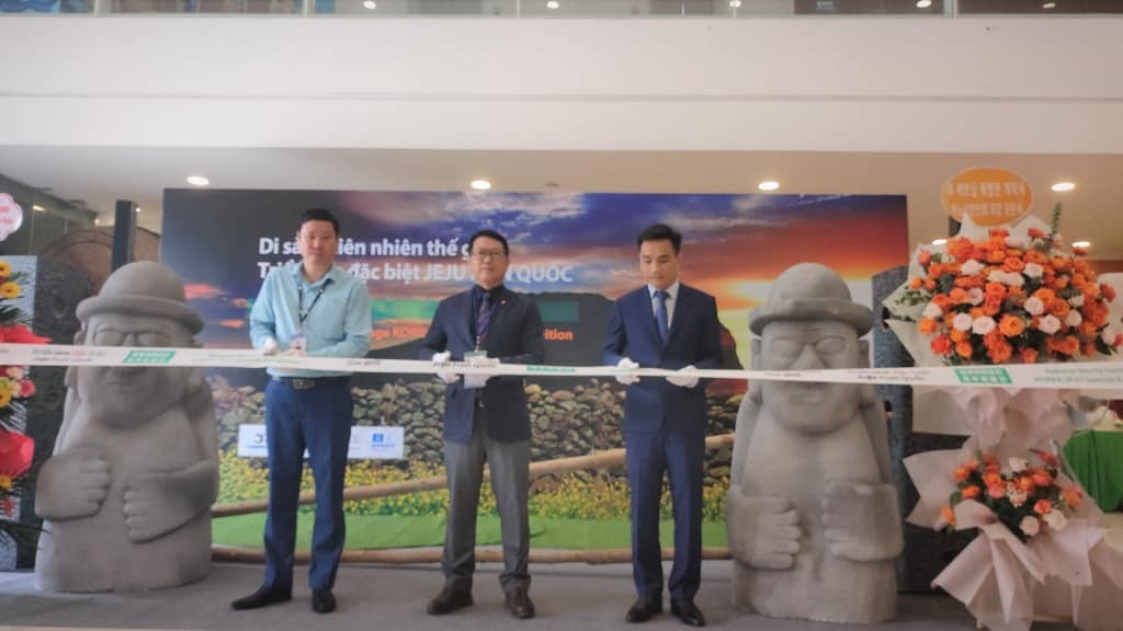 Representatives of Jeju World Heritage Center, Ha Long Bay Management Board and Quang Ninh Museum cut the ribbon to open the exhibition. Source: Dao Linh