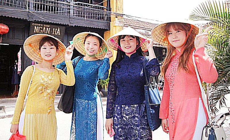 Vietnam welcomes nearly 5.6 million international visitors in the first half of this year. (Photo: VNA)