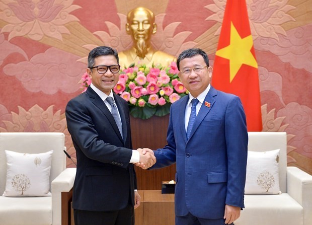 Chairman of the National Assembly (NA)’s Committee for External Relations Vu Hai Ha (right) and Ambassador of Indonesia to Vietnam Denny Abdi. Photo: NA Television