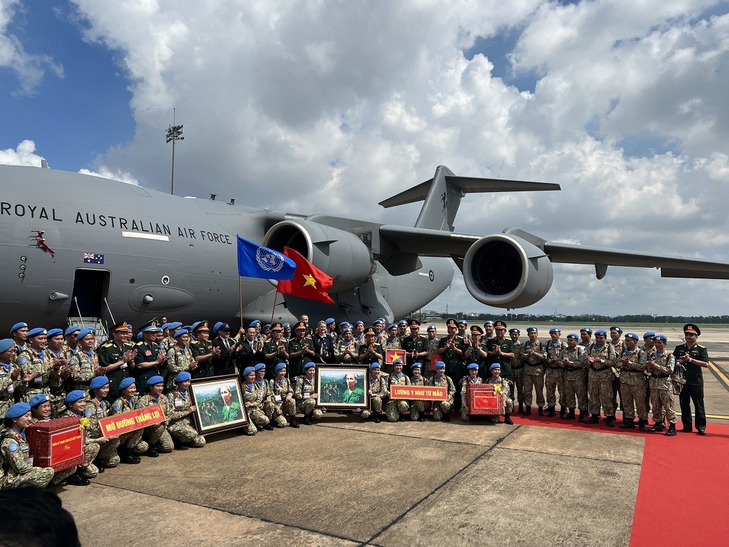 An Australian C-17 Globemaster departed Tan Son Nhat Airport in Ho Chi Minh City with equipment and supplies for over 60 Vietnamese Peacekeepers supporting the UN Mission in South Sudan (UNMISS). Source: Australian embassy in Hanoi