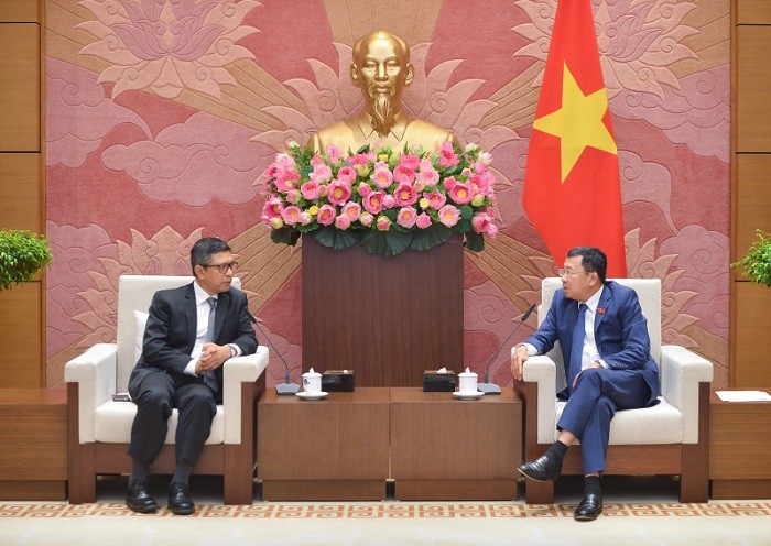 Chairman of the National Assembly’s Committee for External Relations Vu Hai Ha (right) and Ambassador of Indonesia to Vietnam Denny Abdi. Photo: NA Television