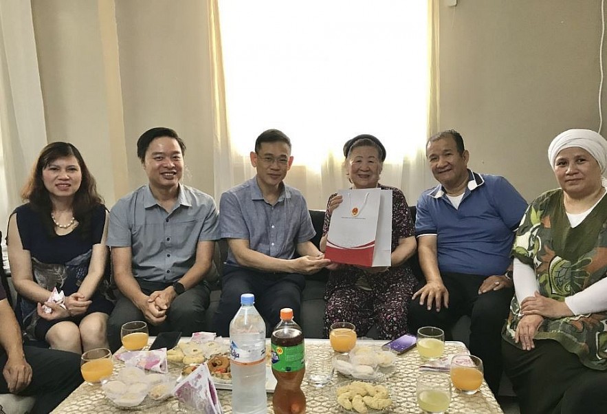 Algeria: Vietnamese Embassy Visits Overseas Families on Eid Al-Adha