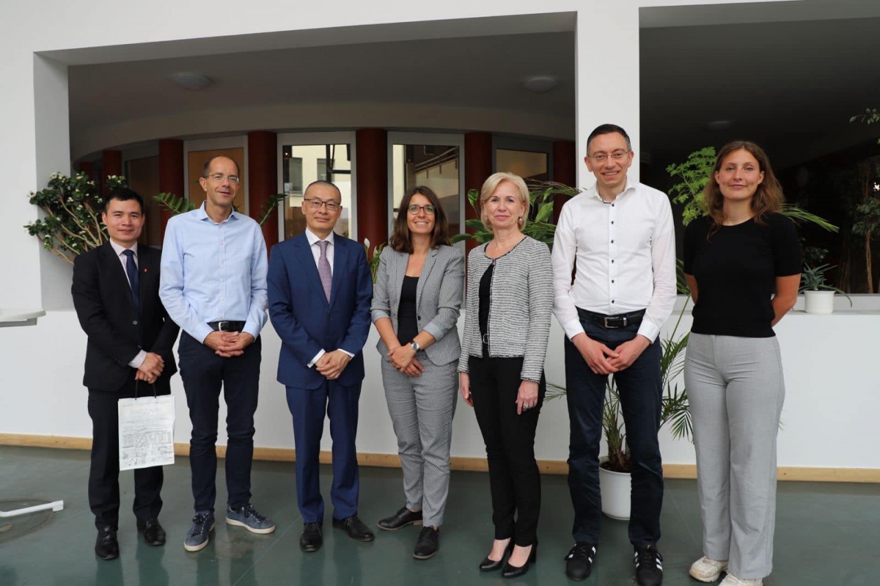 Ambassador Vu Quang Minh (third, from the left) và Nadja Zivkovic, Marzahn-Hellersdorf mayor (centre) at the session. Photo: VNA