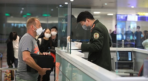 A foreigner enters Vietnam via Noi Bai International Airport. (Photo: VNA)