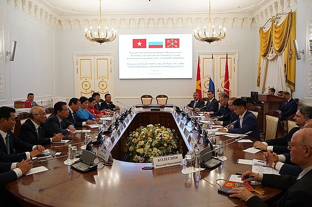The meeting between leaders of HCM City and St. Petersburg on June 29 (Photo: VNA)
