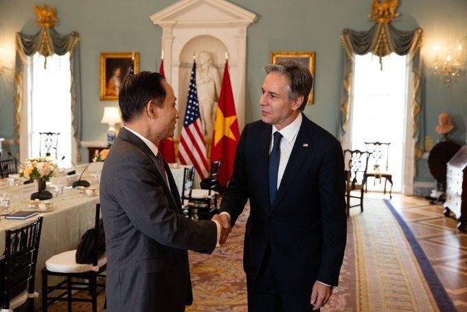 Chairman of the Party Central Committee’s Commission for Foreign Affairs Le Hoai Trung shakes hand with US Secretary of State Antony Blinken. Source: U.S. Department of State