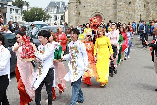 Parade to promote Vietnamese culture in the centre of Larmor Plage city.