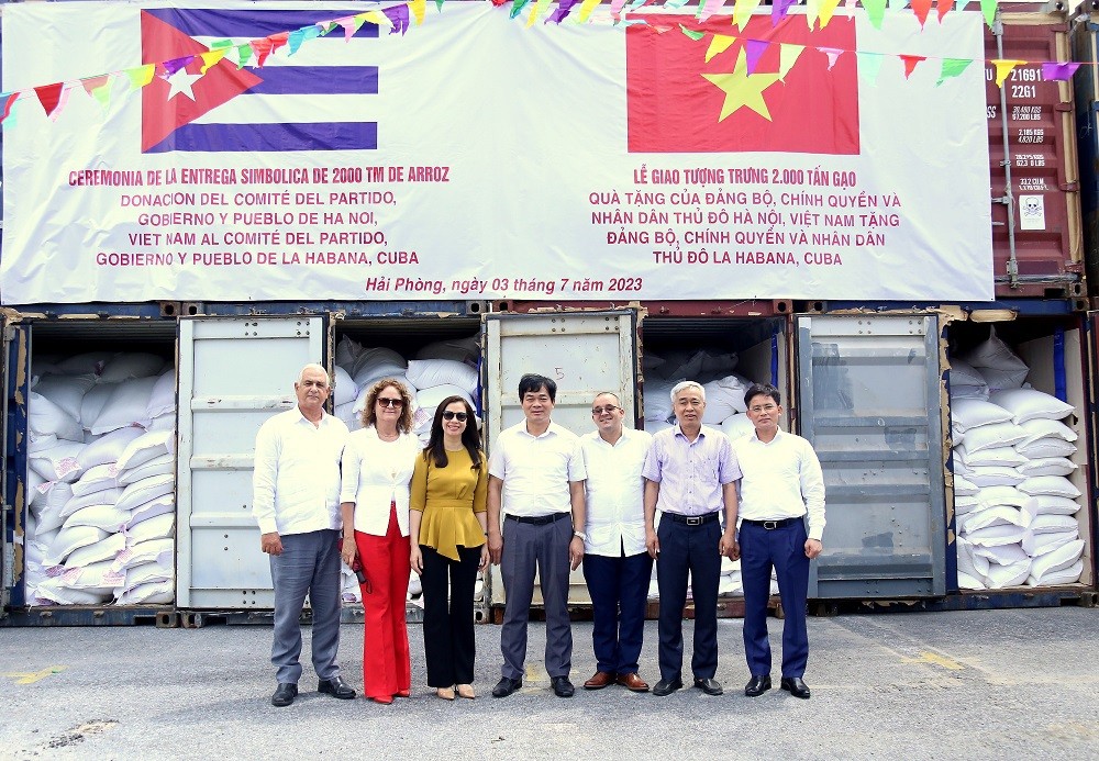 At the symbolic ceremony to present 2,000 tons of rice with the participation of the Cuban Embassy and the General Department of State, representatives of leaders of the Department of Foreign Affairs of the Northeast region and Departments of Finance and Foreign Affairs of Hanoi. 