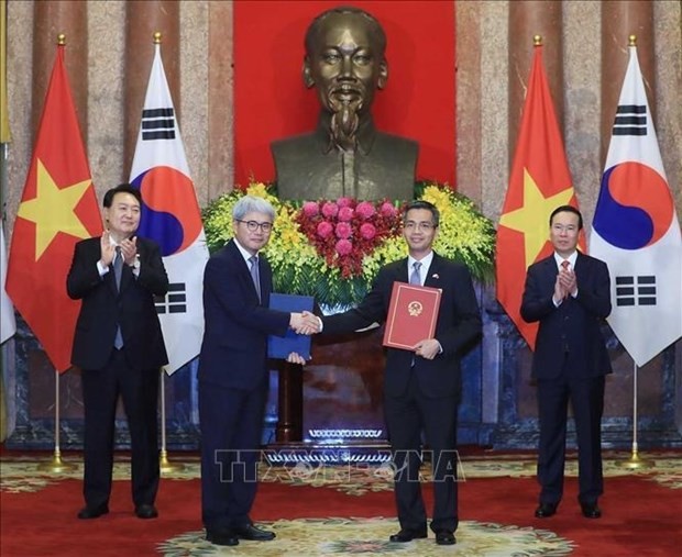 President Vo Van Thuong (R) and his RoK counterpart Yoon Suk Yeol witness the signing of the two governments' agreement on the loan from the economic cooperation promotion fund for 2023-2030. Photo: VNA