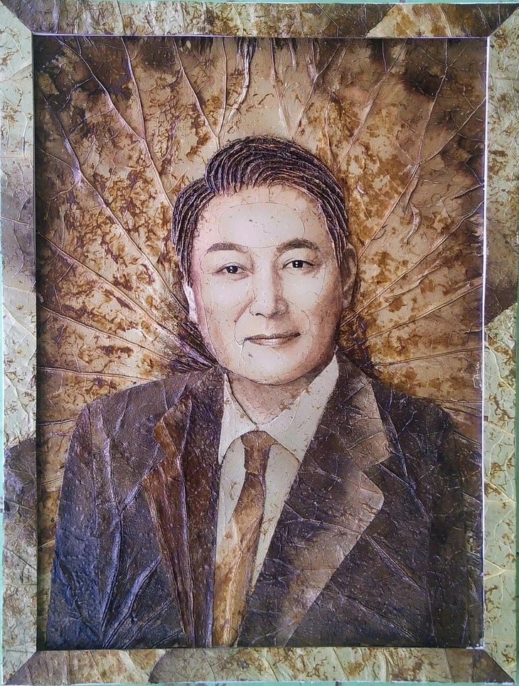 Portrait of Korean President Yoon Suk Yeol made from lotus leaves.  Photo: Courtesy of the character