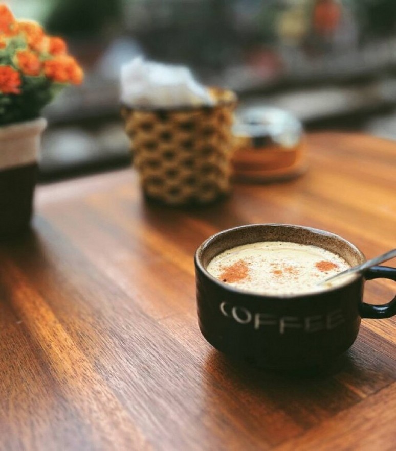 The drink is traditionally prepared with egg yolks, sugar, condensed milk and robusta coffee. Photo credit: YOUTHOPIA/FARHANA SUBUHAN