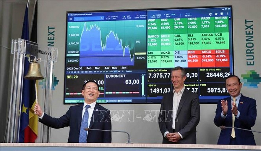 Finance Minister Ho Duc Phoc rings the bell at Euronext, the pan-European stock exchange in Brussels on july 4. (Photo: VNA)