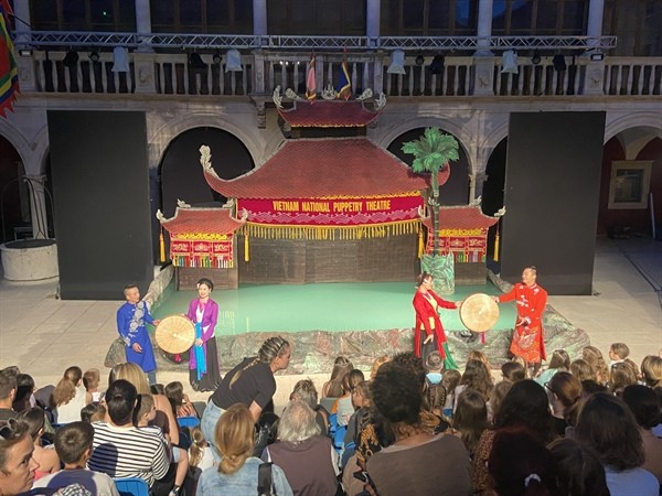 Vietnamese water puppet shows are held with the event featuring the daily life of farmers and common aspects of Vietnamese spiritual life.  Source: Van Hoa newspaper