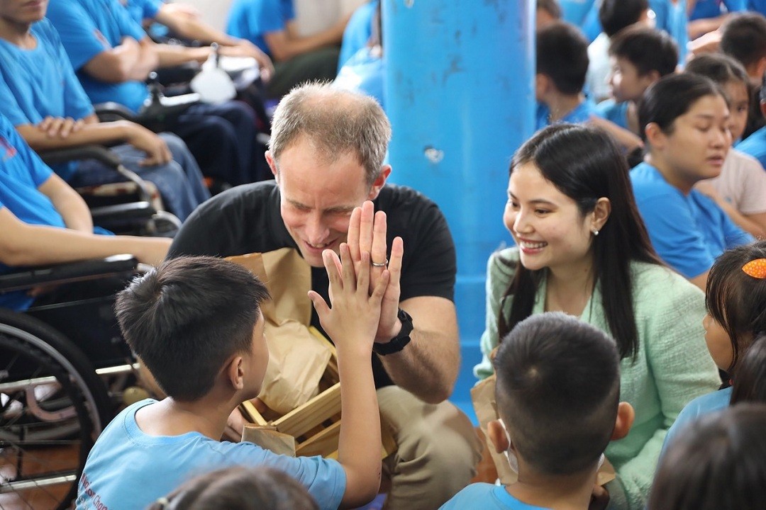 New Zealand Consul General and Trade Commissioner Scott James and children at the Maison Chance charity. Photo courtesy of the New Zealand Embassy in Vietnam