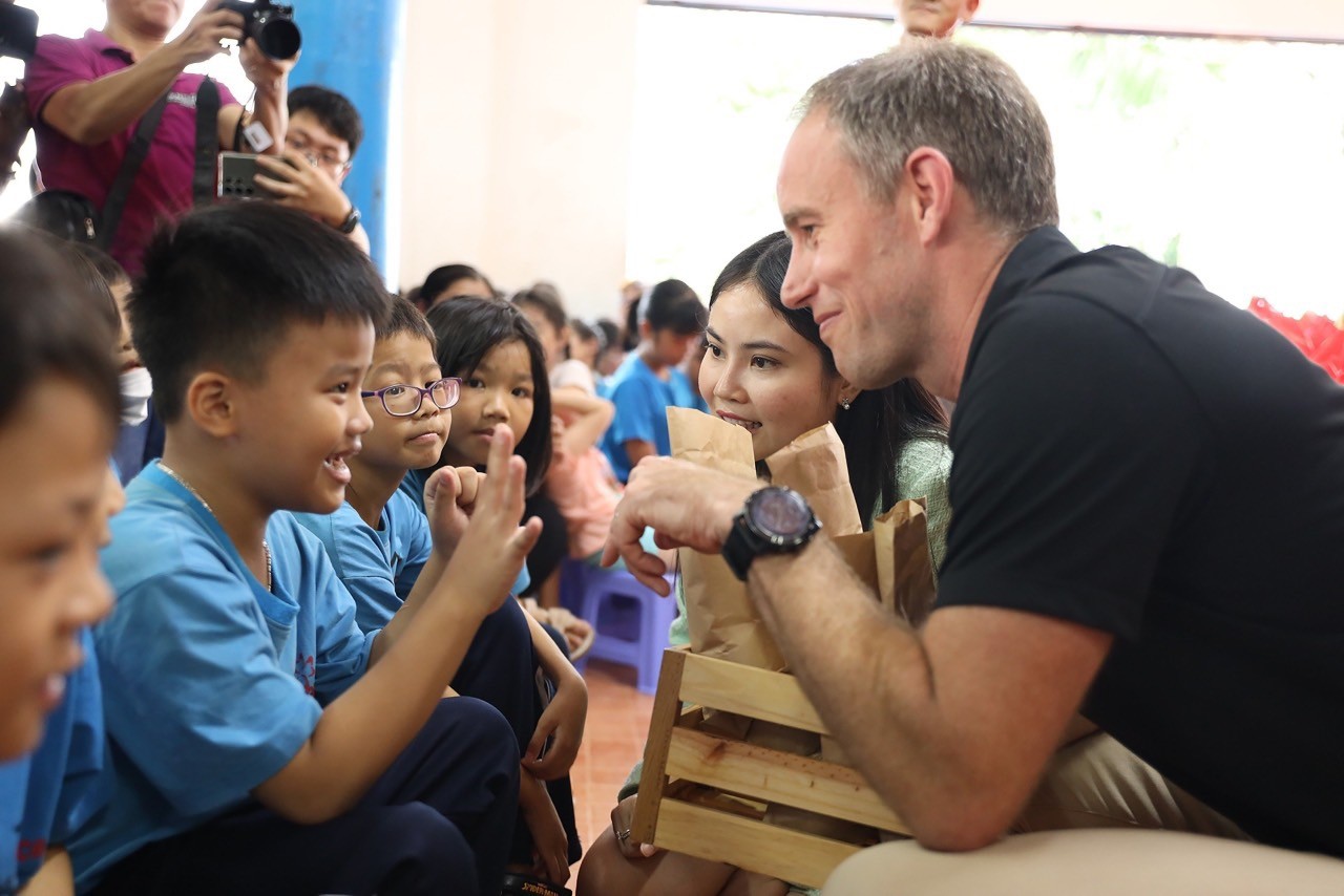 New Zealand Consul General and Trade Commissioner Scott James and children at the Maison Chance charity. Photo courtesy of the New Zealand Embassy in Vietnam