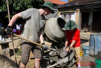 US Students Volunteer to Build Charity Houses in Quang Ngai Province
