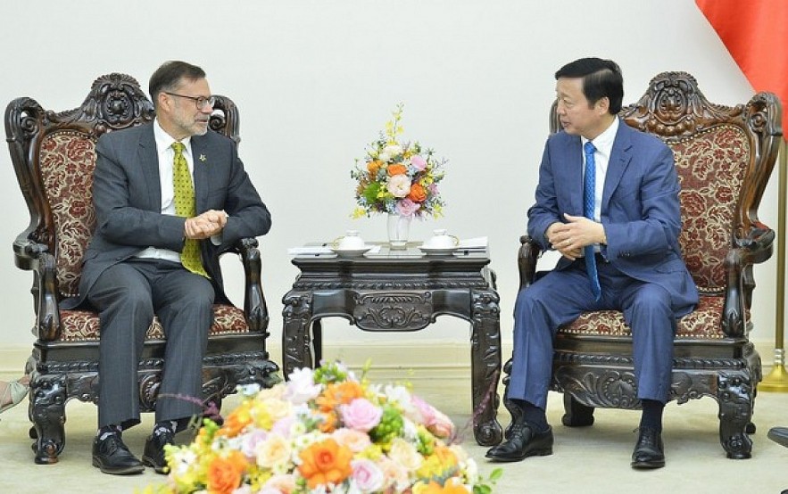 Deputy Prime Minister Tran Hong Ha (R) receives Australian Ambassador to Vietnam Andrew Goledzinowski in Hanoi on July 7. (Photo: VGP)
