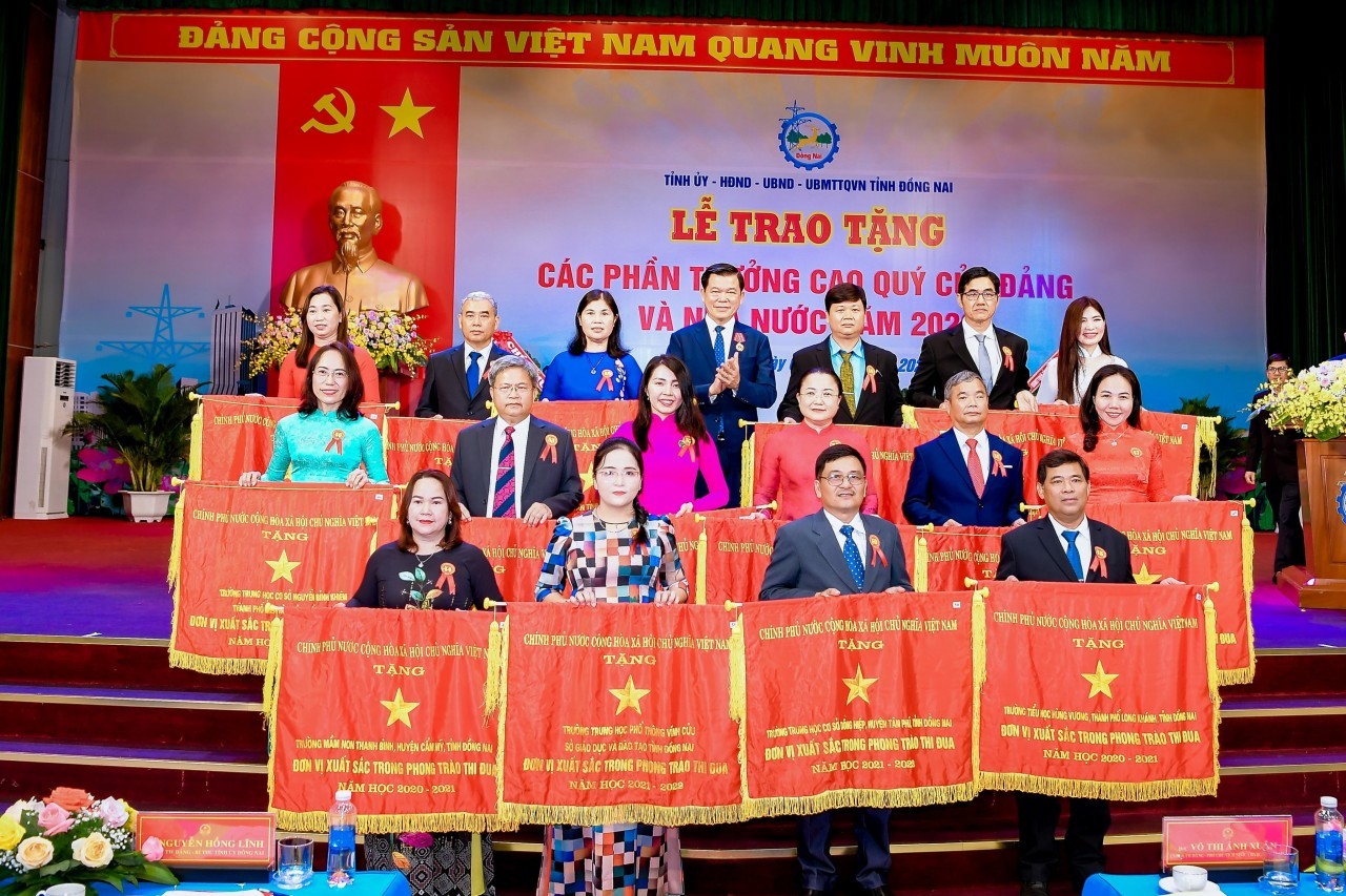 Dong Nai Friendship Union Awarded Government's Emulation Flag