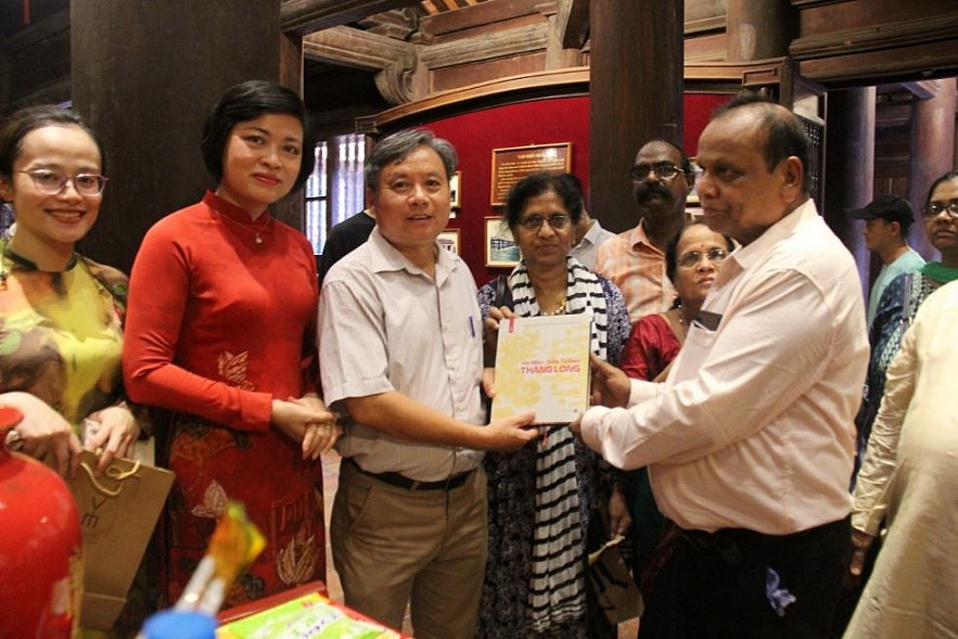 Indian Friends Visit Quoc Tu Giam, Try Woodblock Printing
