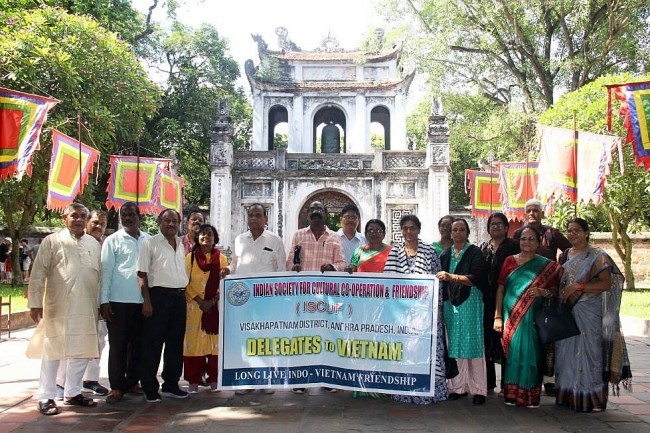 Indian Friends Visit Quoc Tu Giam, Try Woodblock Printing
